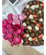 Клубника в коробке сердце «HEART & ROSES»