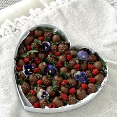 Клубника в коробке сердце «FLOWER HEART»