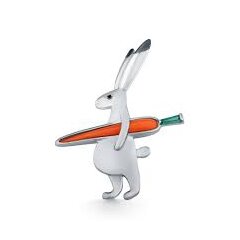 Эксклюзивная серебряная брошь в виде зайца с кораллом и фианитами