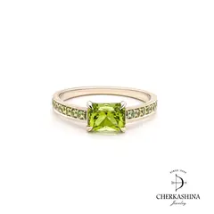 Кольцо "Абсент" с хризолитом в обрамлении демантоидов