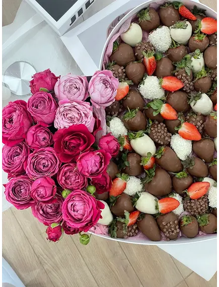 Клубника в коробке сердце «HEART & ROSES»