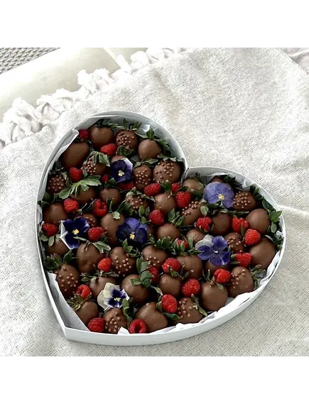 Клубника в коробке сердце «FLOWER HEART»