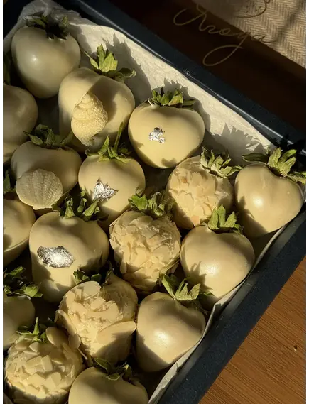 Премиум клубника в шоколаде «WHITE SHELL»