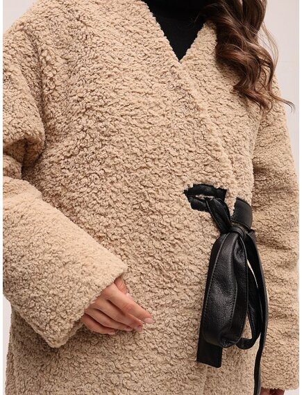 Пальто двубортное с открытой горловиной из экомеха