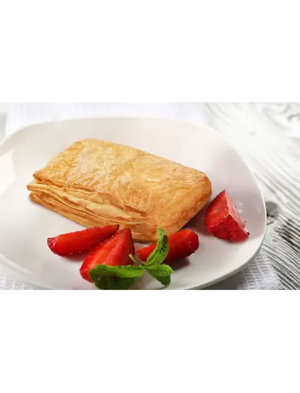 Слойка дрожжевая с клубникой