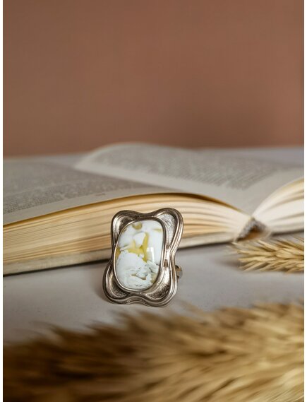 Кольцо из серебра 925 пробы с янтарем