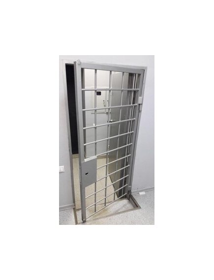 Дверь решетчатая