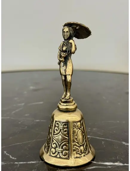 Женщина с зонтом