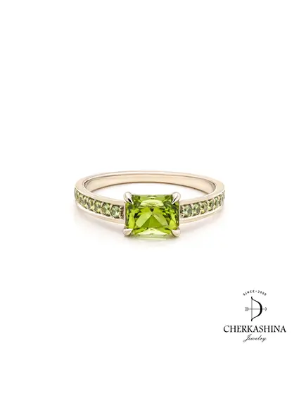 Кольцо "Абсент" с хризолитом в обрамлении демантоидов