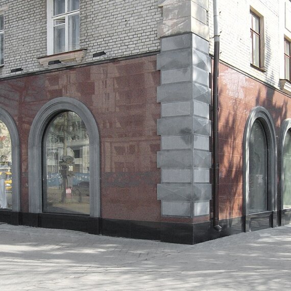 Фасад из гранита Империал Ред и Куру Грей