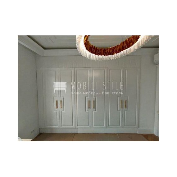 Белый шкаф для спальни с фрезеровками