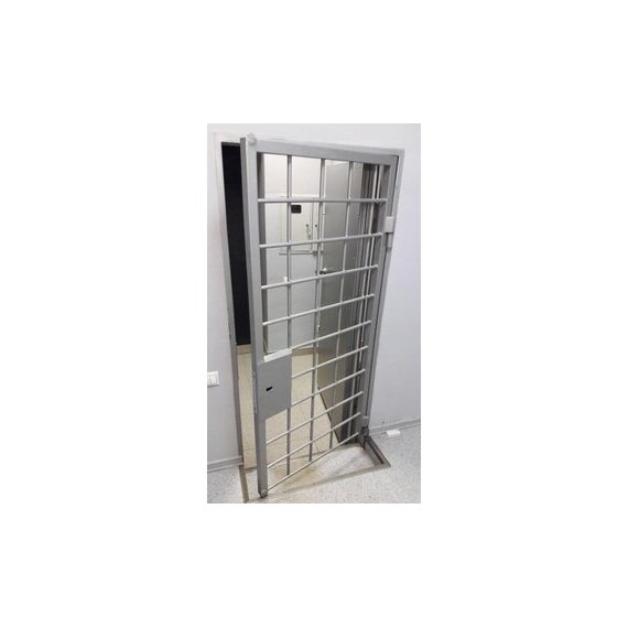 Дверь решетчатая