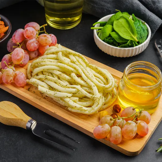 Сыр Чечил-лапша с чесноком и укропом