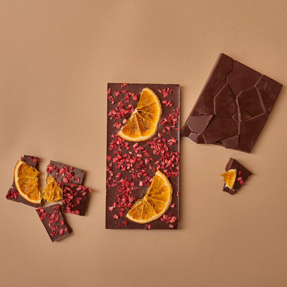 Темный шоколад с апельсином и малиной