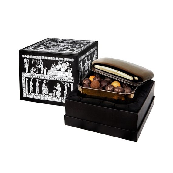 Фарфоровая бонбоньерка с трюфелями