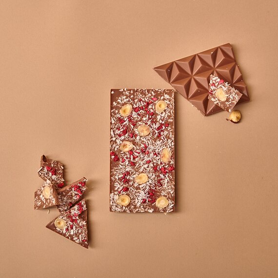 Молочный шоколад с кокосом, фундуком и малиной