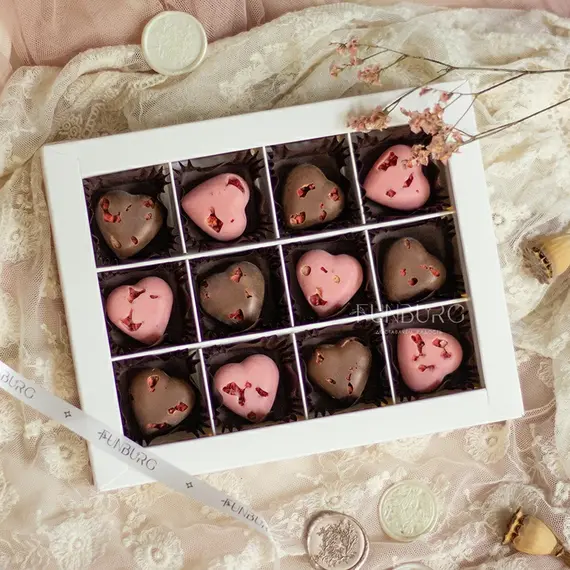 Сердечки из бельгийского шоколада M (клубничный и молочный)
