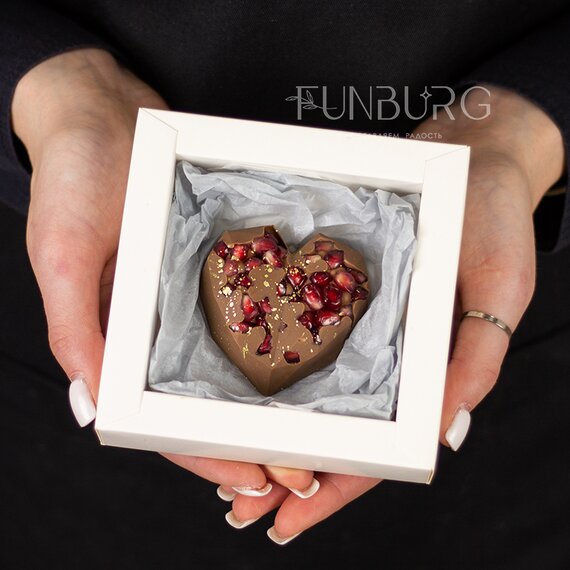 Сердце из бельгийского шоколада с гранатом