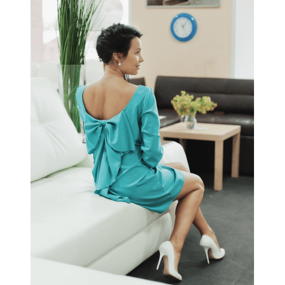 Платье с бантом на спине