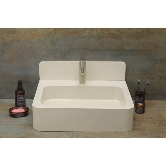 Раковина из бетона с краном