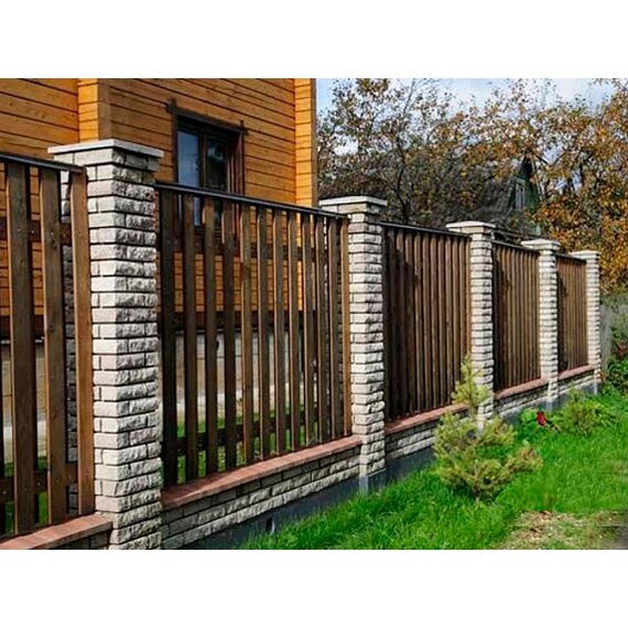 Вертикальный забор из дерева на фундаменте