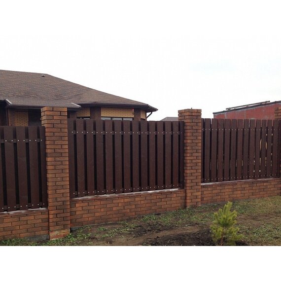 Вертикальный деревянный забор для коттеджа