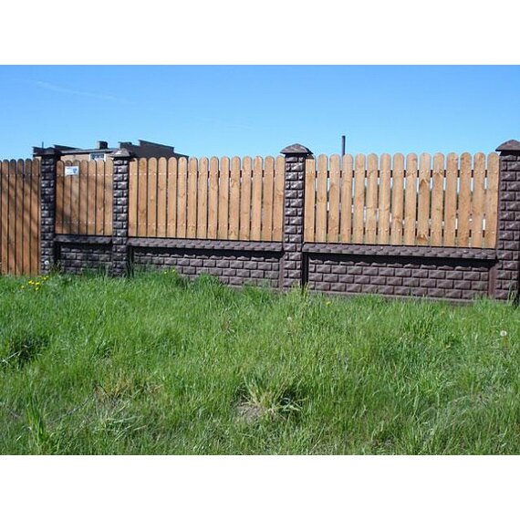 Деревянный вертикальный забор на железобетонных столбах