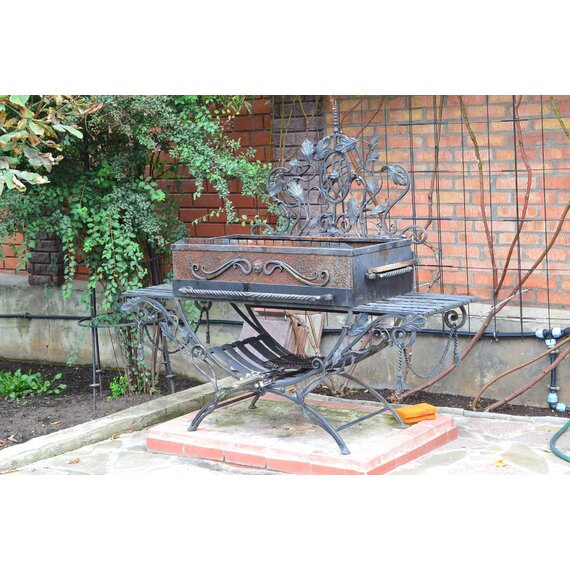 Мангал с ковкой 790