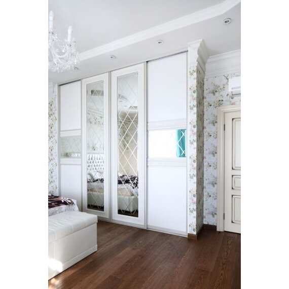 Шкаф четырехдверный с гравировкой на стекле