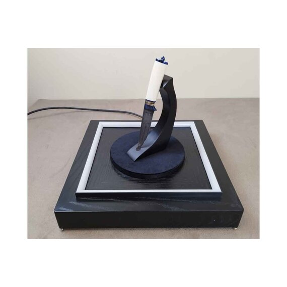 Витрина с вращающимся подиумом