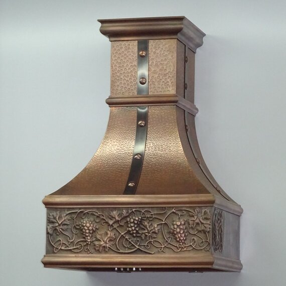 Медная вытяжка с чеканкой